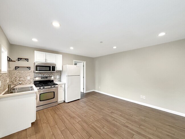 Building Photo - Charming 2BD/1BA Detached Condo in Univers...