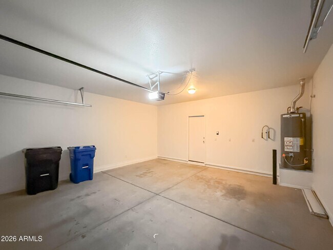 Building Photo - 1009 E Iris Dr