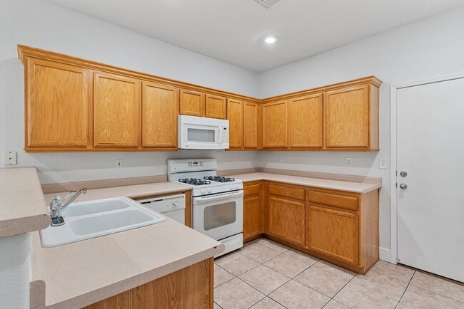 Building Photo - WONDERFUL 3 BEDROOM HOME AT END OF CUL-DE-...