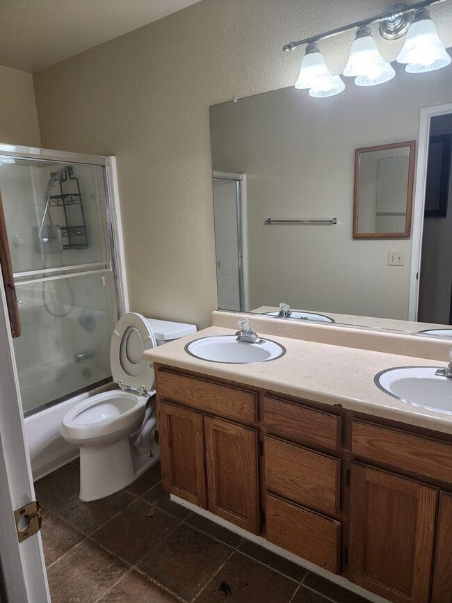 Building Photo - 3 Bedroom 2 Bath in HOA Community with Com...