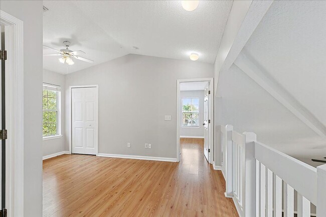 Building Photo - Lovely contemporary home in popular South Jax Beach!