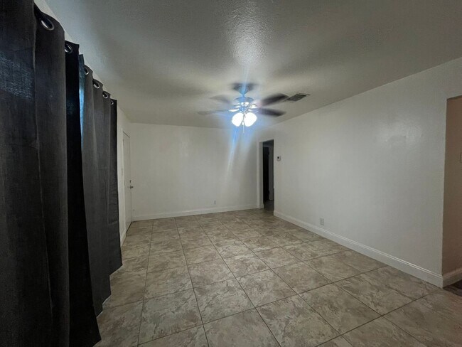 Building Photo - 105 Lombardy Ln