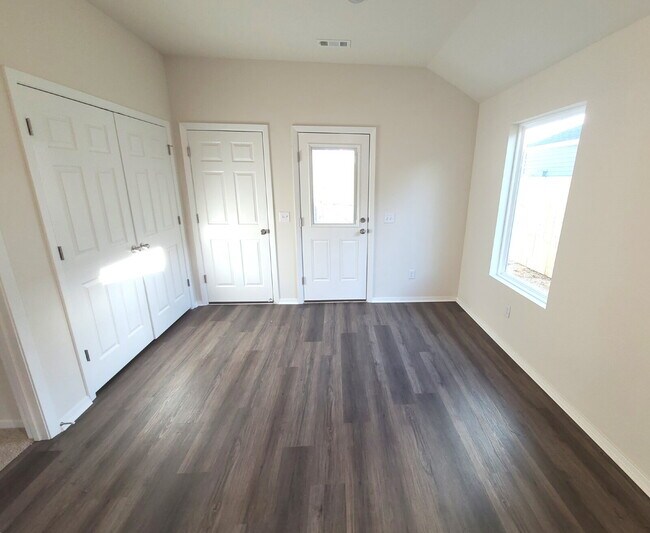 Building Photo - 3-Bedroom Home with 2 Full Baths in Prime Fayetteville Location