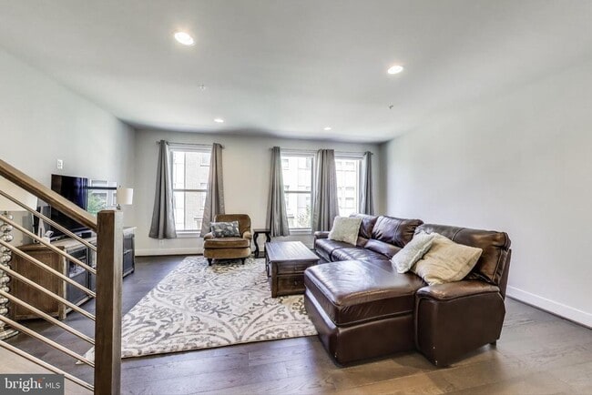 Building Photo - 5004 Oakmoore Dr