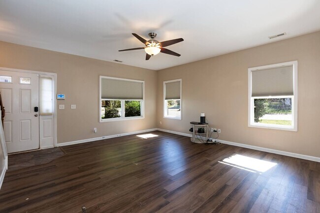 Building Photo - Beautiful 3-Bedroom Single Family Home wit...