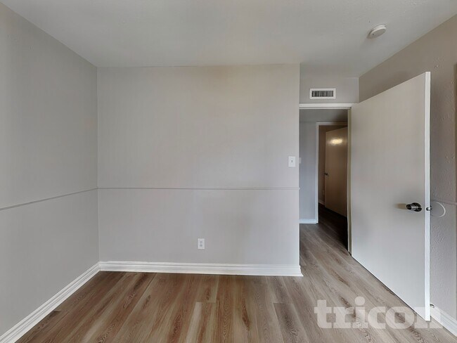 Building Photo - 5001 Oregon Ct