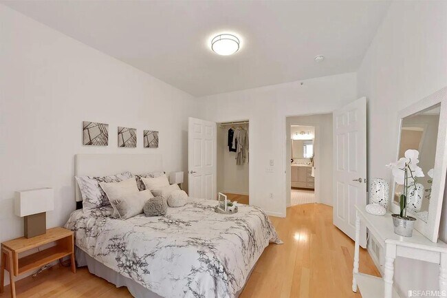 Building Photo - 260 Caldecott Ln