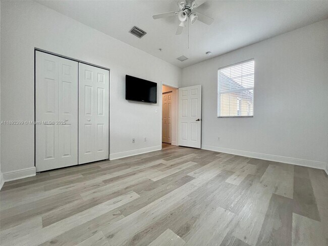 Building Photo - 1423 SW 147th Ave