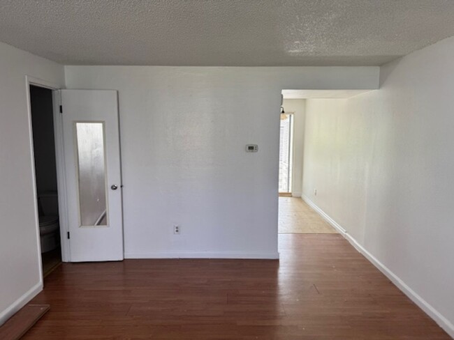 Building Photo - 2 BEDROOM TOWNHOME NEAR NORTH MEDFORD HIGH...