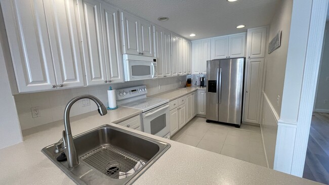 Building Photo - Furnished Short Term Rental