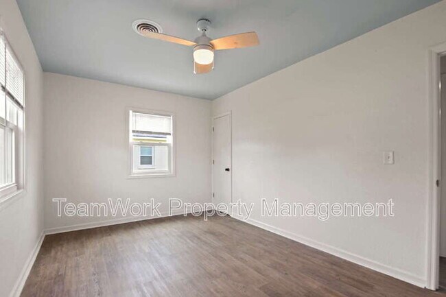 Building Photo - 3033 Azalea Dr