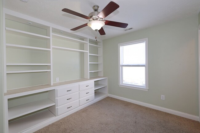 Building Photo - Charming 2-Bedroom Cul-de-Sac Home with Fire Pit Near Purdue University