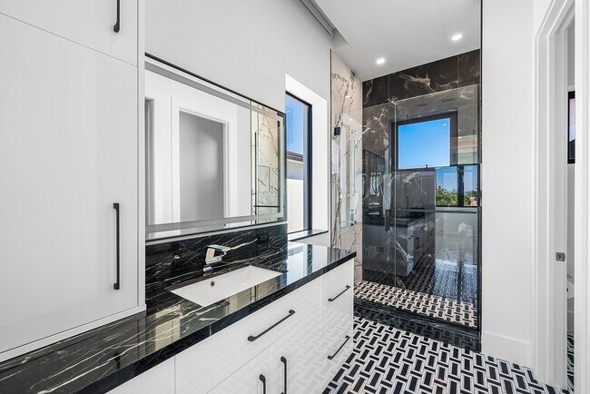 Building Photo - 2650 NE 48th Ct