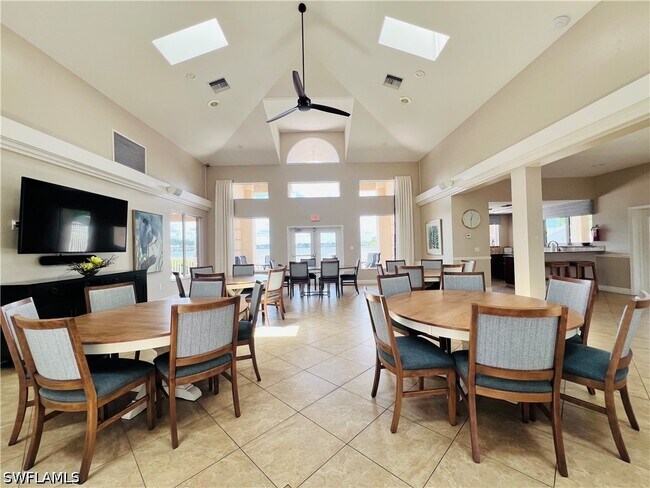Building Photo - 3250 W Crown Pointe Blvd