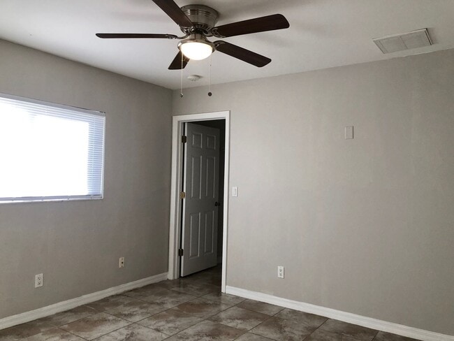 Building Photo - Experience this Large Cape Coral 3 bedroom 2 bath duplex with 1 car garage and screened in lanai.