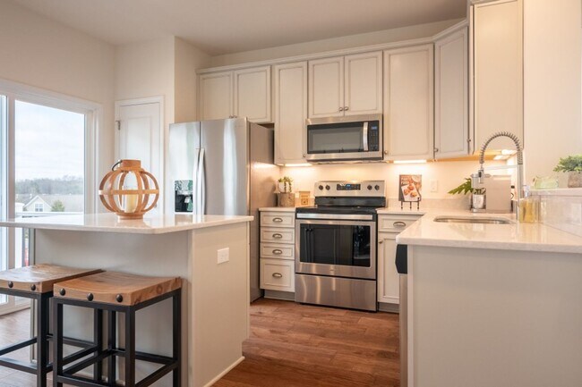 Building Photo - Blacksburg, 3BR / 2.5 BA, Available in August