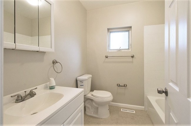 Building Photo - Spacious 3-bed 2-bath home in Williamstown!