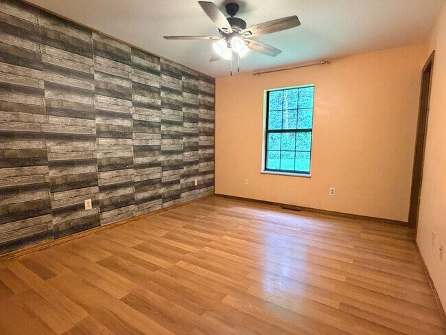 Building Photo - 2622 Camelot Ct