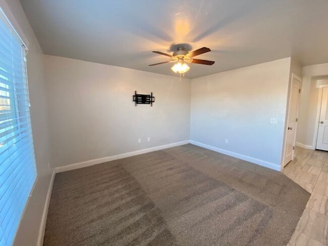 Building Photo - SPACIOUS TOWNHOME FOR RENT!