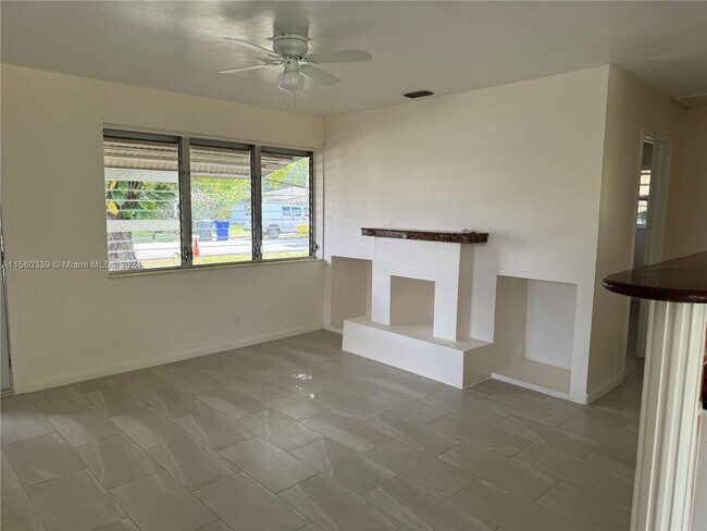 Building Photo - 6111 NW 43rd Ave