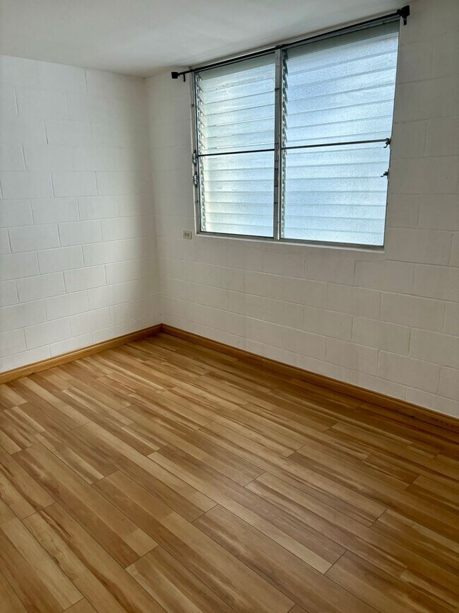 Building Photo - Unfurnished 2 bd, 1 bath 4 floor walk-up w...