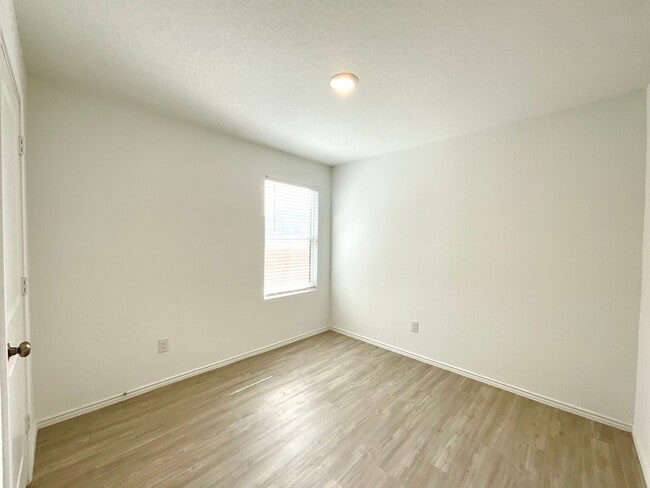 Building Photo - *MOVE IN SPECIAL* Beautiful 4BR/2BA Home with Fenced Yard & Garage!