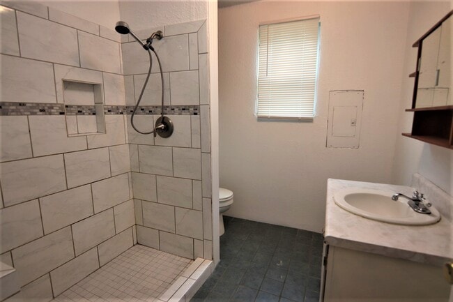 Building Photo - 1190 Alred St