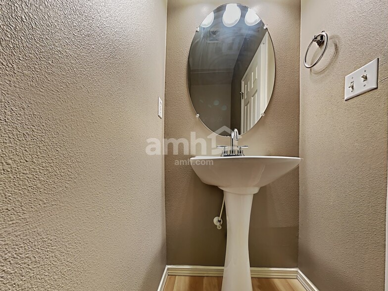 Building Photo - 17633 SW Falling Leaf Ct