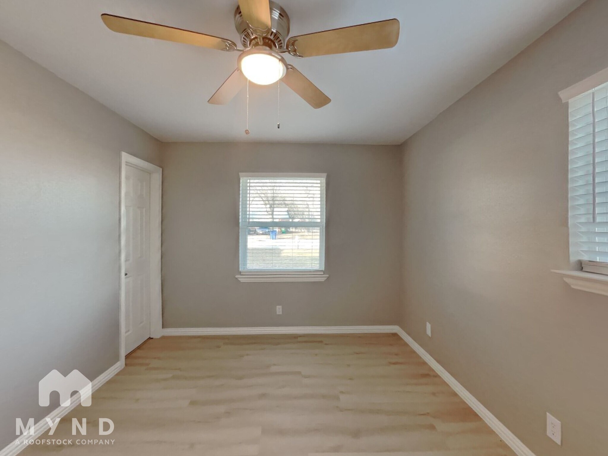 Building Photo - 204 E Ave C