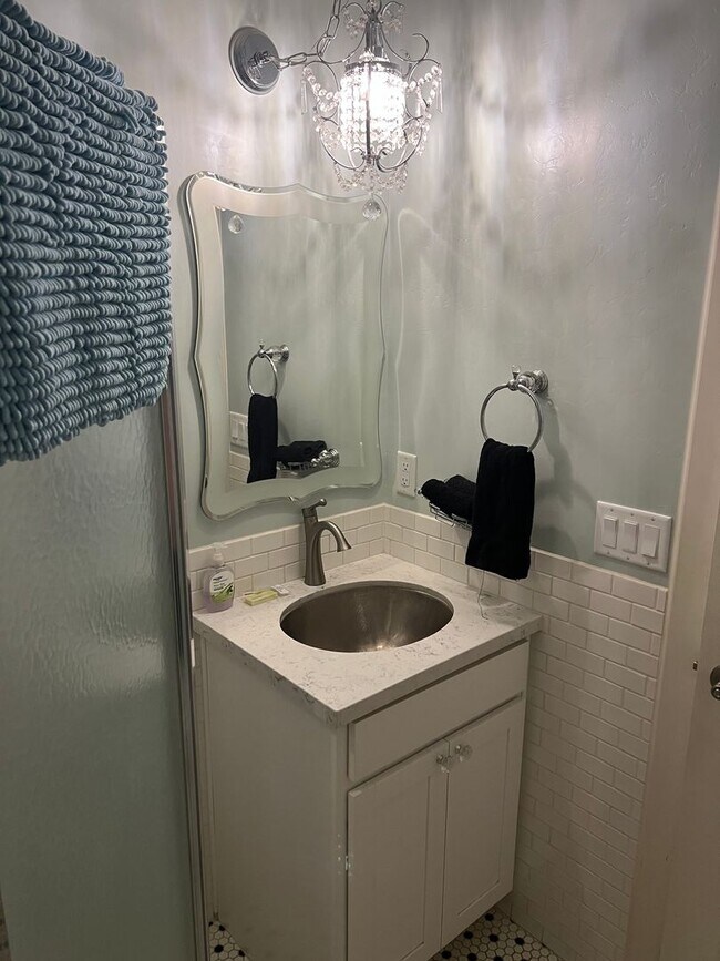 Building Photo - Bight and airy FURNISHED 1 bedroom apartment