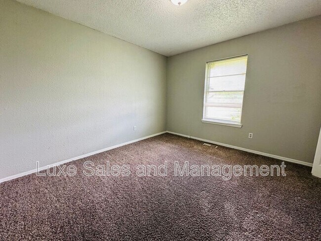 Building Photo - 11701 N Lee Ave