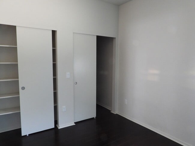 Building Photo - 975 E Park Modern Dr