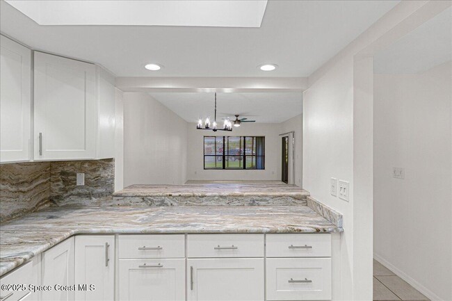 Building Photo - 6165 S Mirror Lake Dr