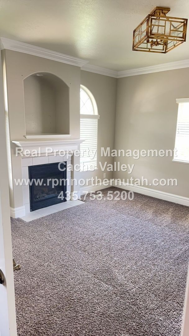 Building Photo - 4 Bedroom in Cobble Stone Gated Community in Providence!