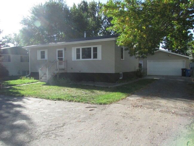 Building Photo - 3 BEDROOM | 2 BATH | DOUBLE CAR GARAGE | W...