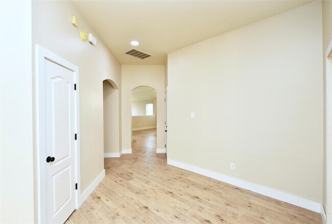 Building Photo - 7715 Butler Lakes Ct