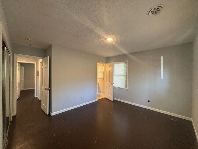 Building Photo - 381 Summerhill Rd