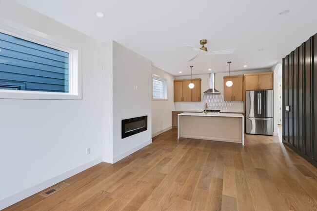 Building Photo - Modern Living & Downtown Skyline Views!
