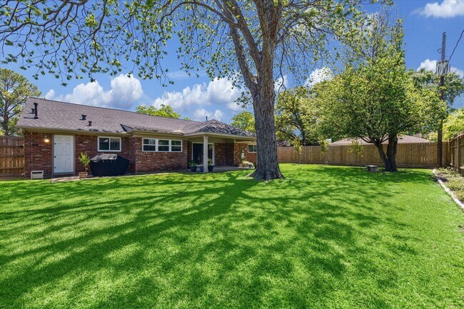 Building Photo - 2910 Freshmeadows Dr