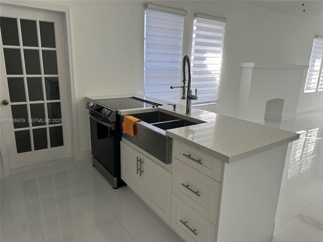 Building Photo - 1922 NW 4th St