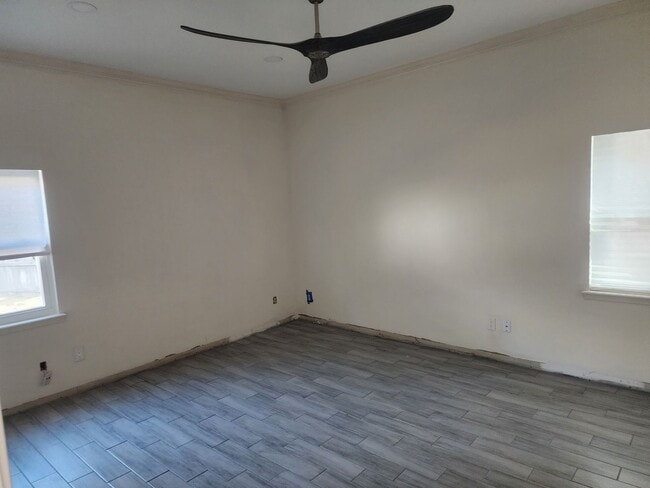 Building Photo - Recently renovated and ready to move in.