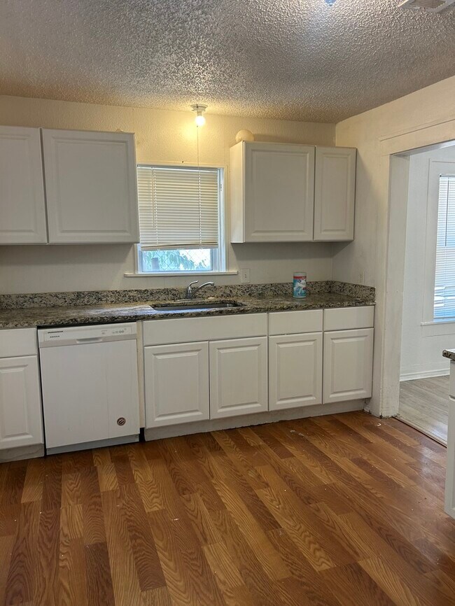 Building Photo - 3 bedroom house in Fort Worth for rent.