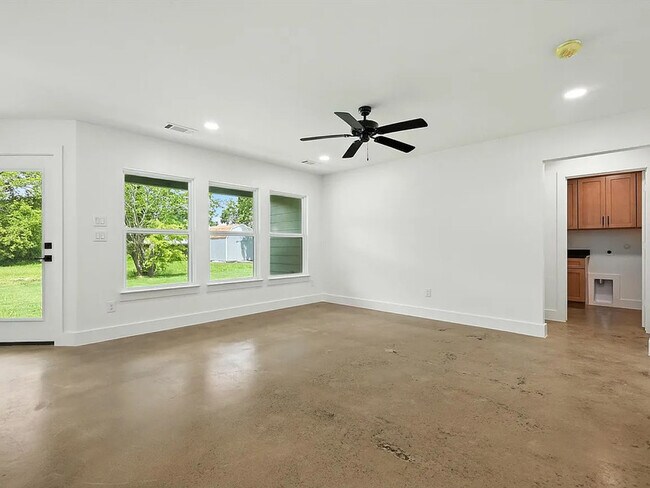 Building Photo - 1004 Branch St