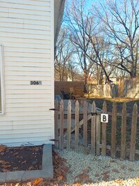 Building Photo - 306 W Maple St