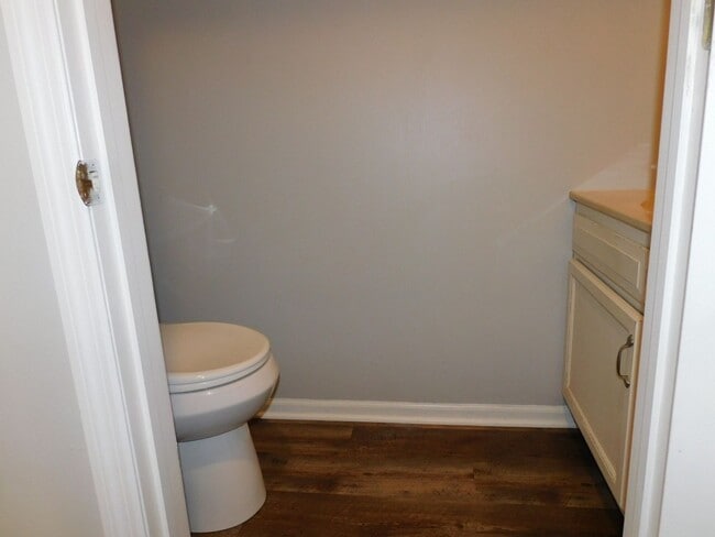 Building Photo - Spacious 4 Bedroom, 2.5 Bath Home