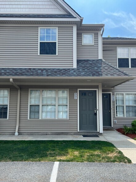 Second floor Condo - 557 Gregory Ct