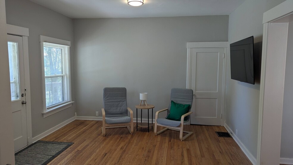 Comfortable seating. - 4216 Mercier St