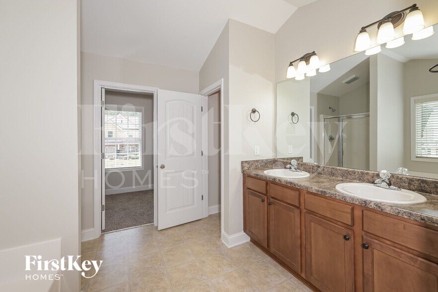 Building Photo - 6275 Cove Creek Dr