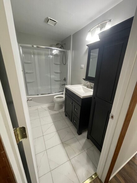 Bathroom - 3913 Evergreen Ave SE