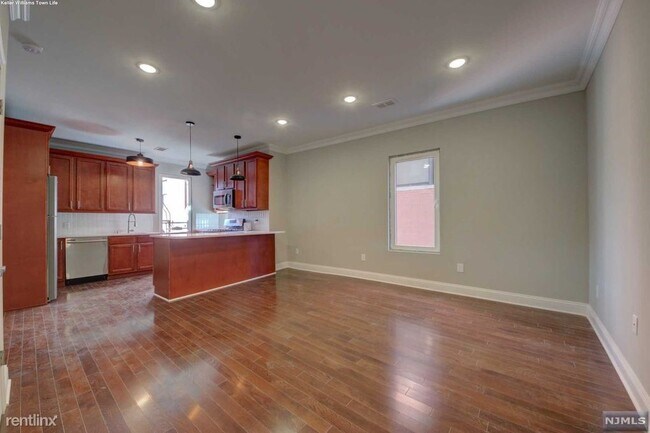 Building Photo - 2 br, 1 bath  - 763 Montgomery St